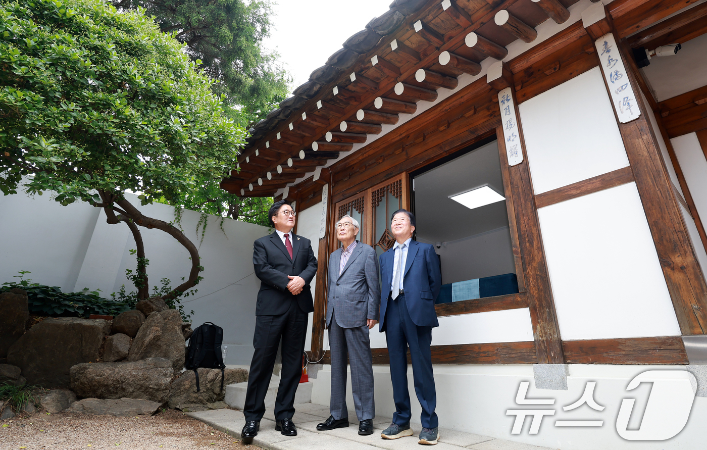 (서울=뉴스1) 이호윤 기자 = 우원식 국회의장(왼쪽부터)과 임채정, 박병석 전 국회의장이 26일 서울 종로구 제헌회관에서 열린 역대 국회의장 초청 차담에서 제헌회관을 둘러보고 있 …