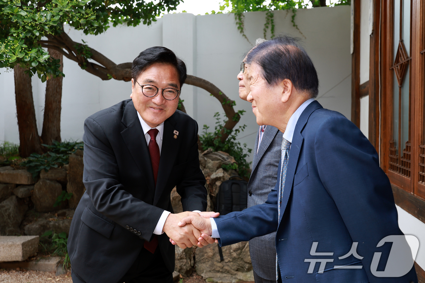 (서울=뉴스1) 이호윤 기자 = 우원식 국회의장(왼쪽)이 26일 서울 종로구 제헌회관에서 역대 국회의장들과 인사를 나누고 있다. 2026.5.26/뉴스1