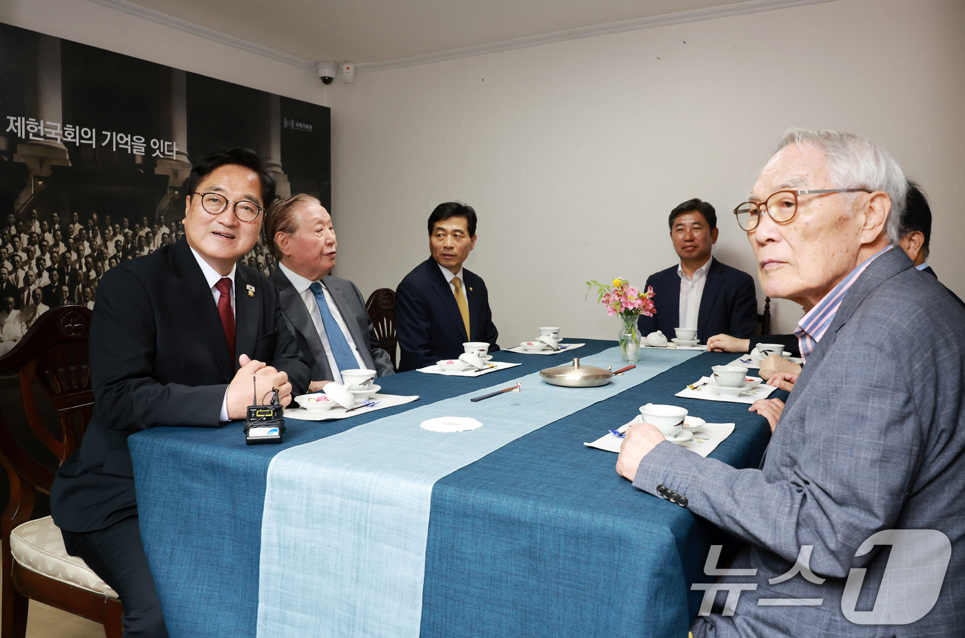 (서울=뉴스1) 이호윤 기자 = 우원식 국회의장(왼쪽)이 26일 서울 종로구 제헌회관에서 역대 국회의장들과 차담회를 갖고 있다. 2026.5.26/뉴스1