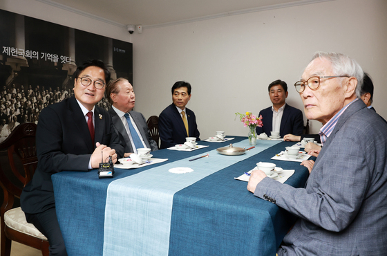 전임 의장들과 차담회 갖는 우원식 국회의장