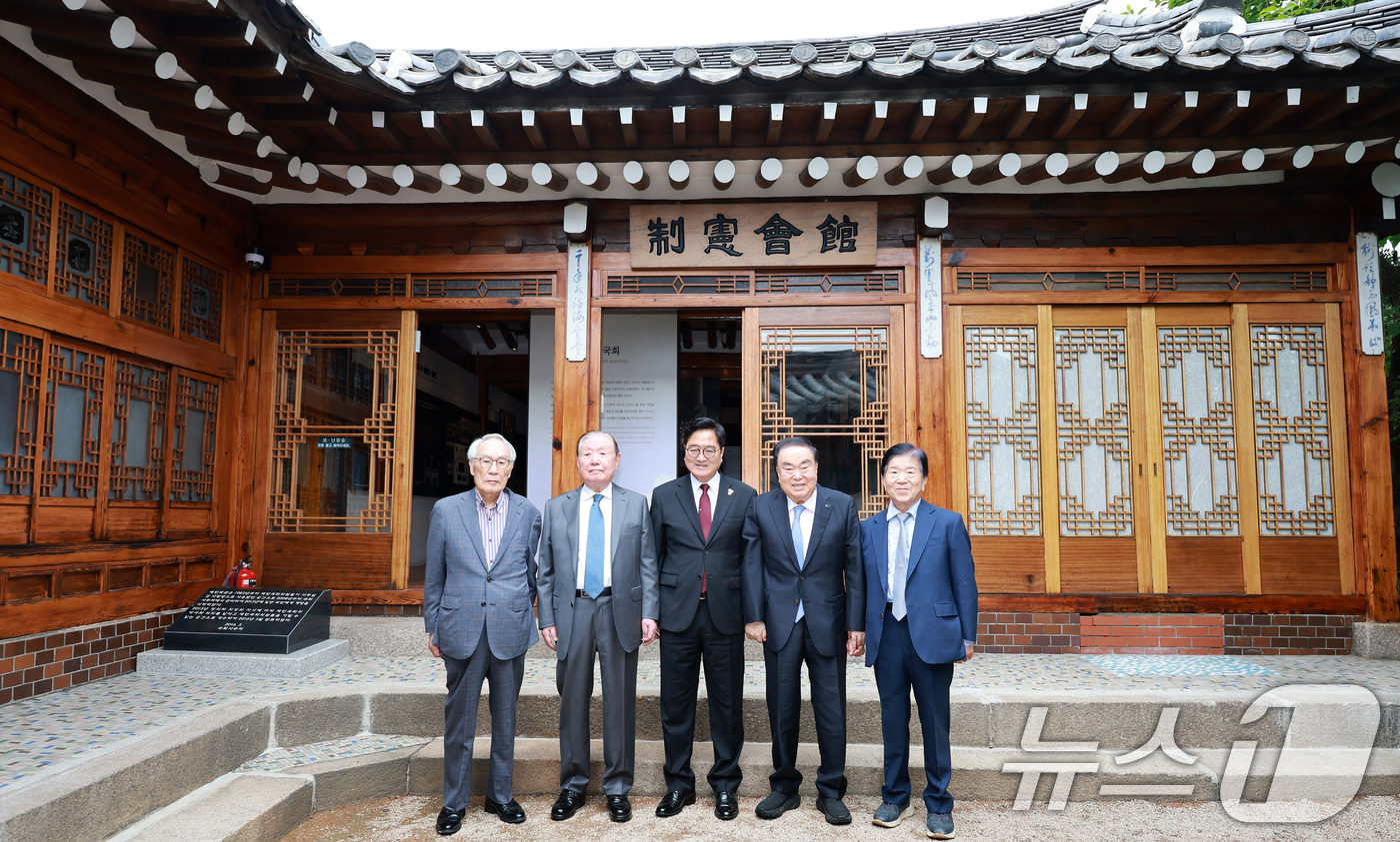 (서울=뉴스1) 이호윤 기자 = 우원식 국회의장과 전임 국회의장들이 26일 서울 종로구 제헌회관에서 기념촬영을 하고 있다.왼쪽부터 임채정, 김원기 전 의장, 우 의장, 문희상, 박 …
