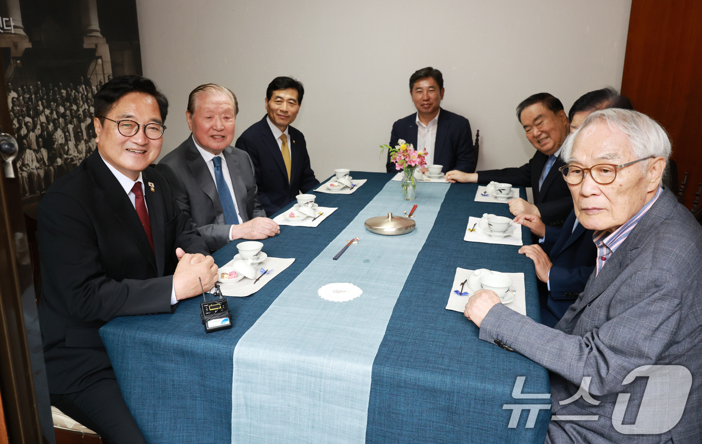 (서울=뉴스1) 이호윤 기자 = 우원식 국회의장(왼쪽)이 26일 서울 종로구 제헌회관에서 역대 국회의장들과 차담회를 갖고 있다. 2026.5.26/뉴스1