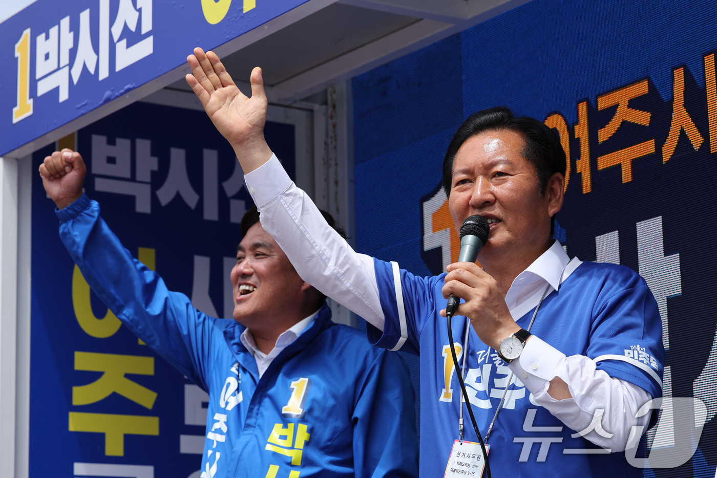 (여주=뉴스1) 신웅수 기자 = 정청래 더불어민주당 대표가 26일 경기 여주시 가남파출소 앞에서 박시선 여주시장 후보 지지를 호소하고 있다. 2026.5.26/뉴스1