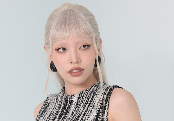 일본 가수 찬미나, 팔목 타투 눈길