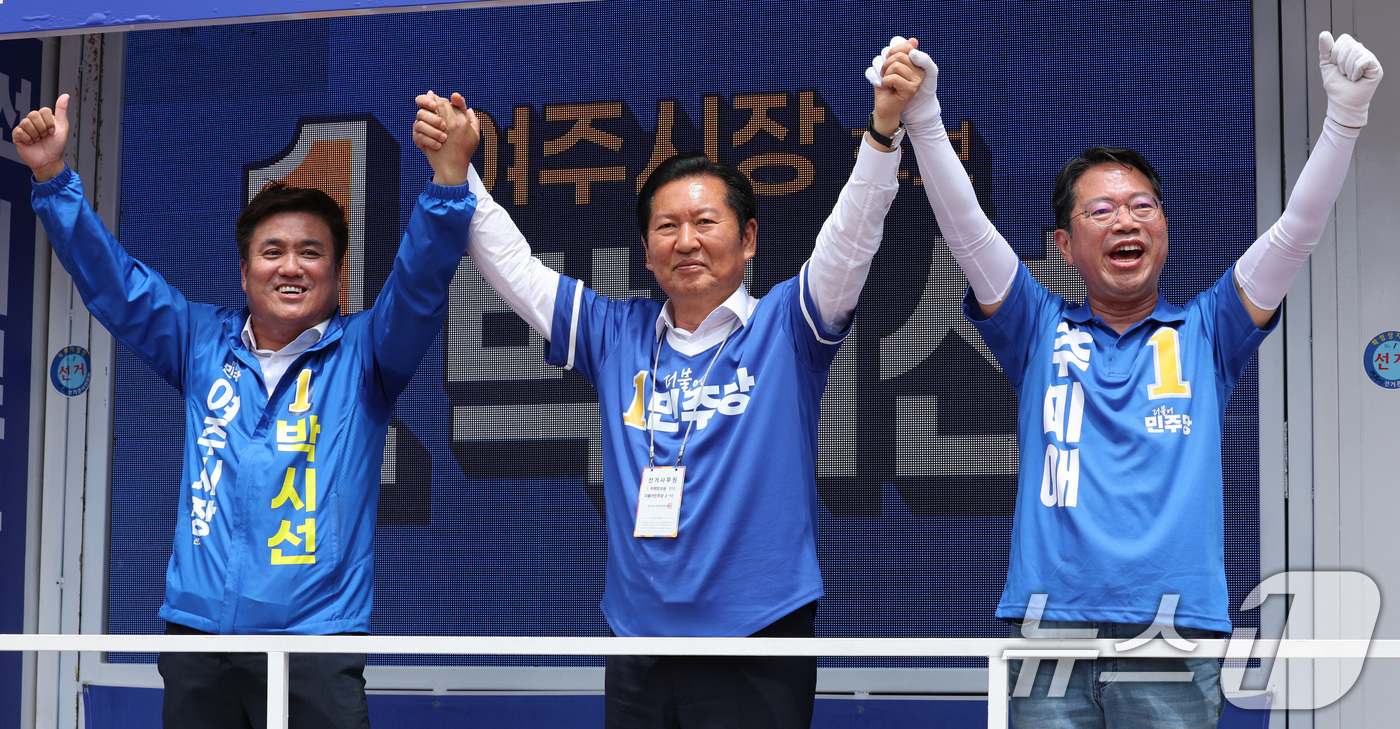 (서울=뉴스1) 신웅수 기자 = 정청래 더불어민주당 대표가 26일 경기 여주시 가남파출소 앞에서 박시선 여주시장 후보 지지를 호소하고 있다. 2026.5.26/뉴스1