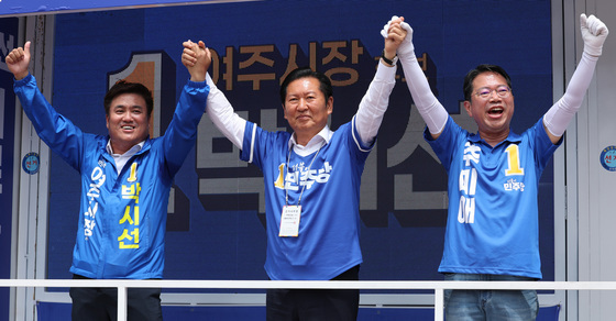박시선 후보 손 잡은 정청래 대표