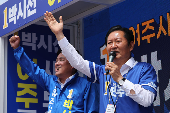 연설하는 정청래 민주당 대표