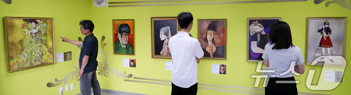 (부산=뉴스1) 윤일지 기자 = 26일 부산 수영구 비콘그라운드 아트갤러리에서 관람객들이 '웹툰 속으로 들어온 명화' 특별 전시를 관람하고 있다.오는 7월 31일까지 열리는 이번 …