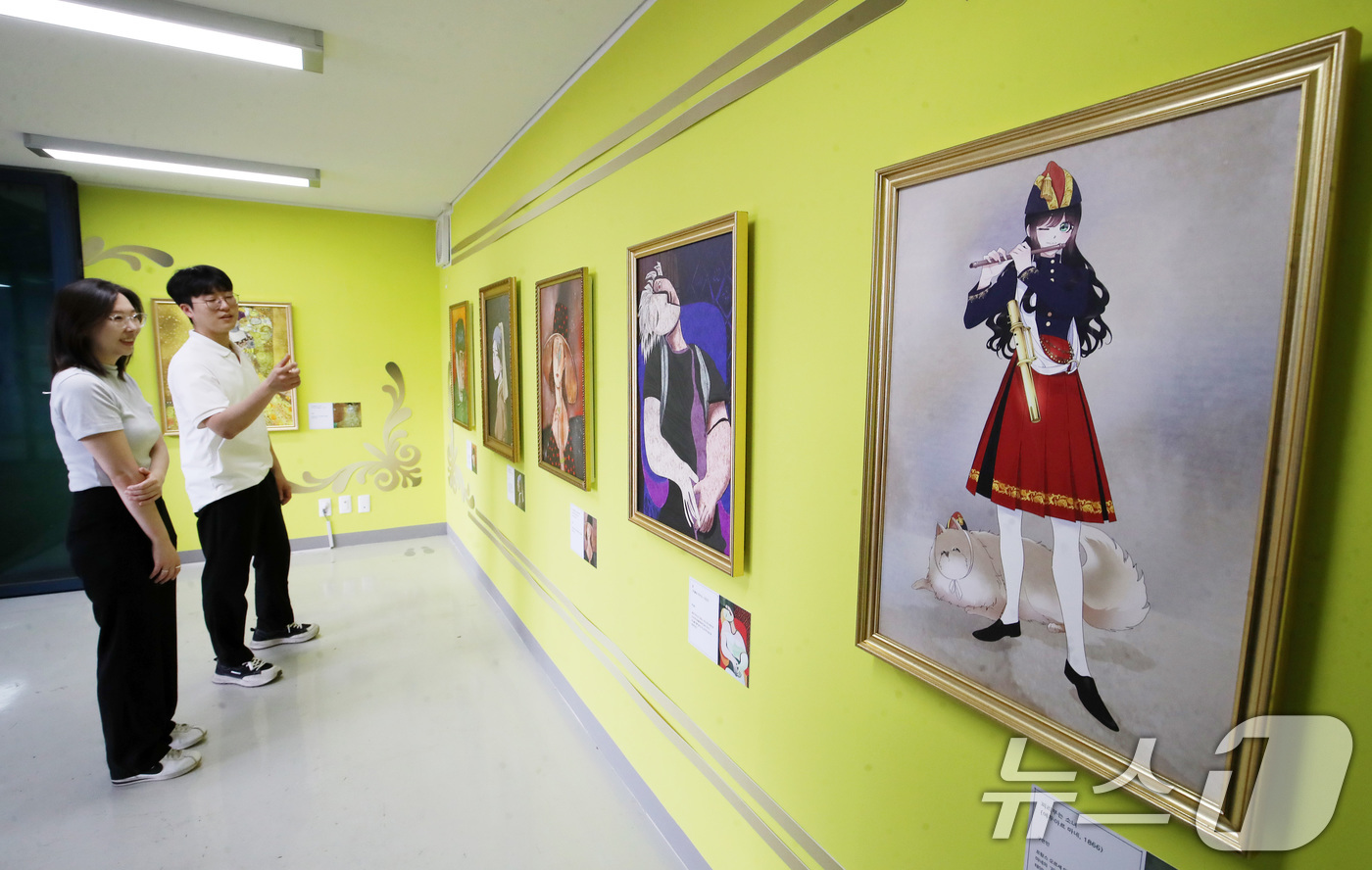 (부산=뉴스1) 윤일지 기자 = 26일 부산 수영구 비콘그라운드 아트갤러리에서 관람객들이 '웹툰 속으로 들어온 명화' 특별 전시를 관람하고 있다.오는 7월 31일까지 열리는 이번 …