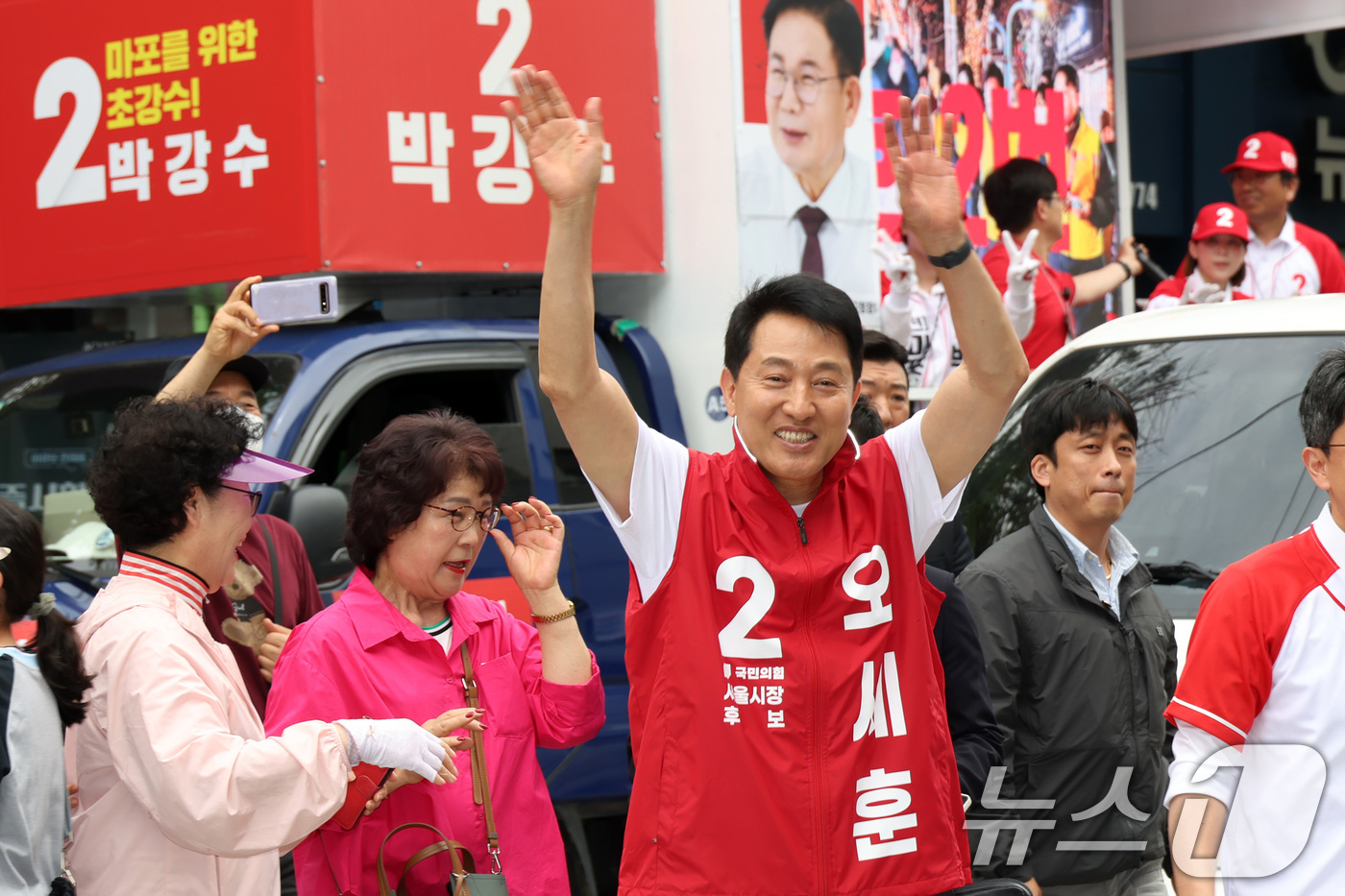 (서울=뉴스1) 김도우 기자 = 오세훈 국민의힘 서울시장 후보가 26일 서울 마포구 망원시장을 순회하며 유권자들을 향해 손을 들어 인사를 하고 있다. (공동취재) 2026.5.26 …