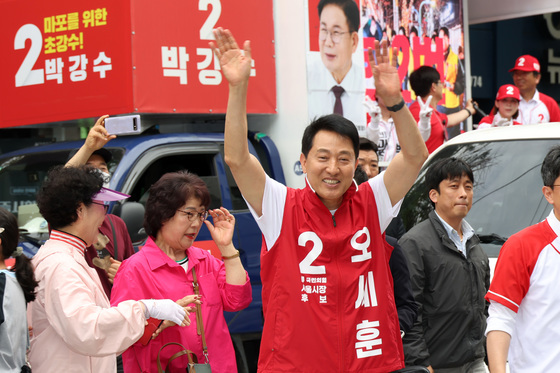 시민들에게 인사하는 오세훈 후보