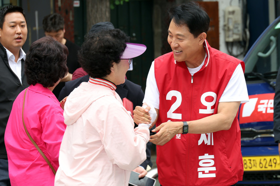 시민들과 인사하는 오세훈 후보