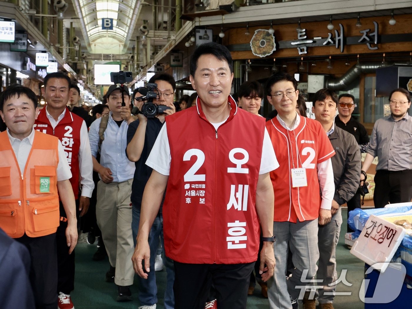 (서울=뉴스1) 김도우 기자 = 오세훈 국민의힘 서울시장 후보가 26일 오전 서울 마포구 망원시장에서 도보유세를 하고 있다. (공동취재) 2026.5.26/뉴스1