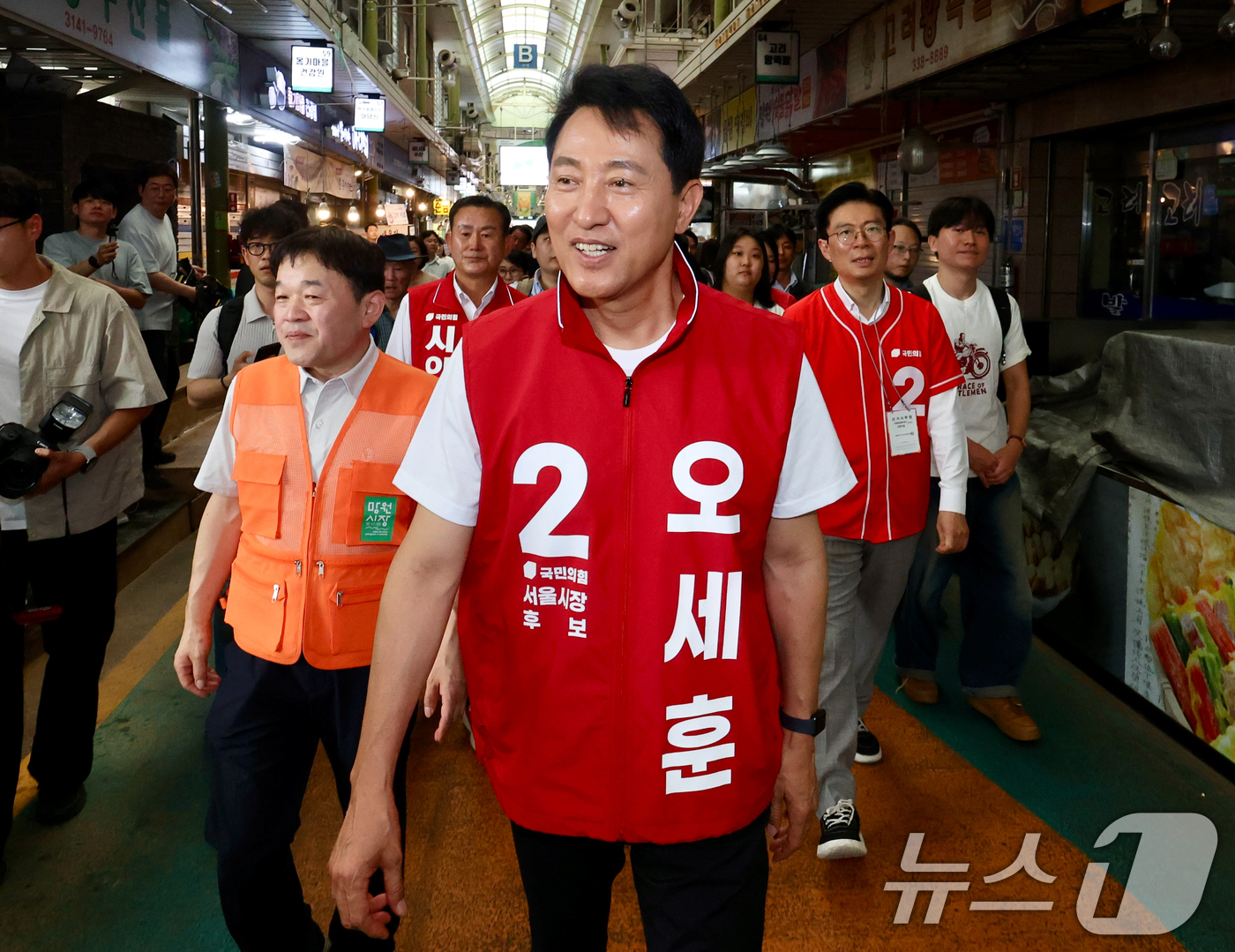 (서울=뉴스1) 김도우 기자 = 오세훈 국민의힘 서울시장 후보가 26일 오전 서울 마포구 망원시장에서 도보유세를 하고 있다. (공동취재) 2026.5.26/뉴스1