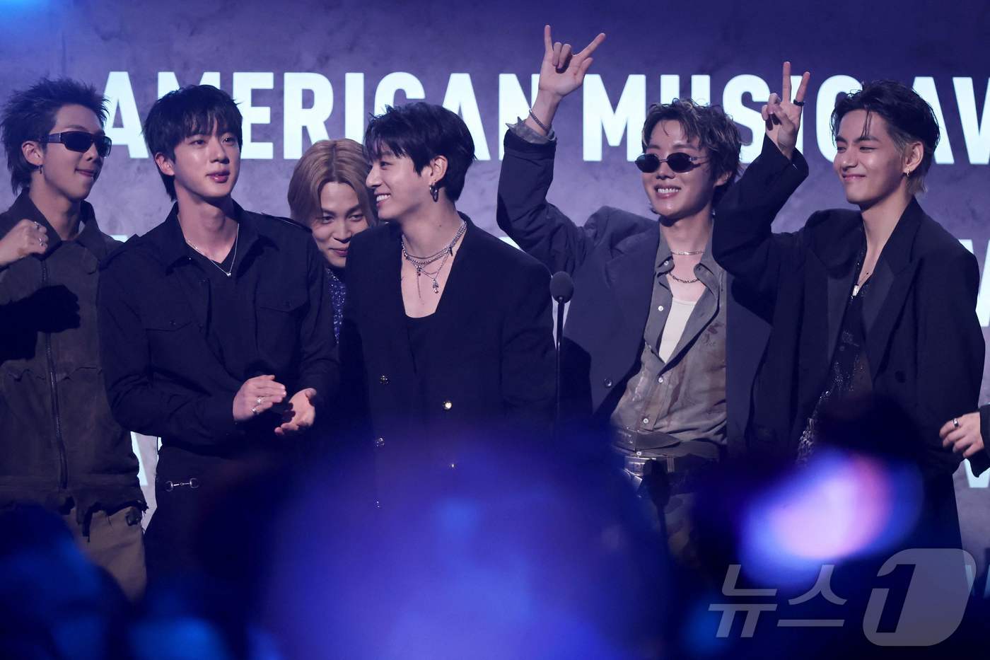 (AFP=뉴스1) 김성진 기자 = 그룹 방탄소년단(BTS)이 26일(한국시간) 미국 라스베이거스 MGM 그랜드 가든 아레나 열린 '아메리칸 뮤직 어워즈 2026'(American …
