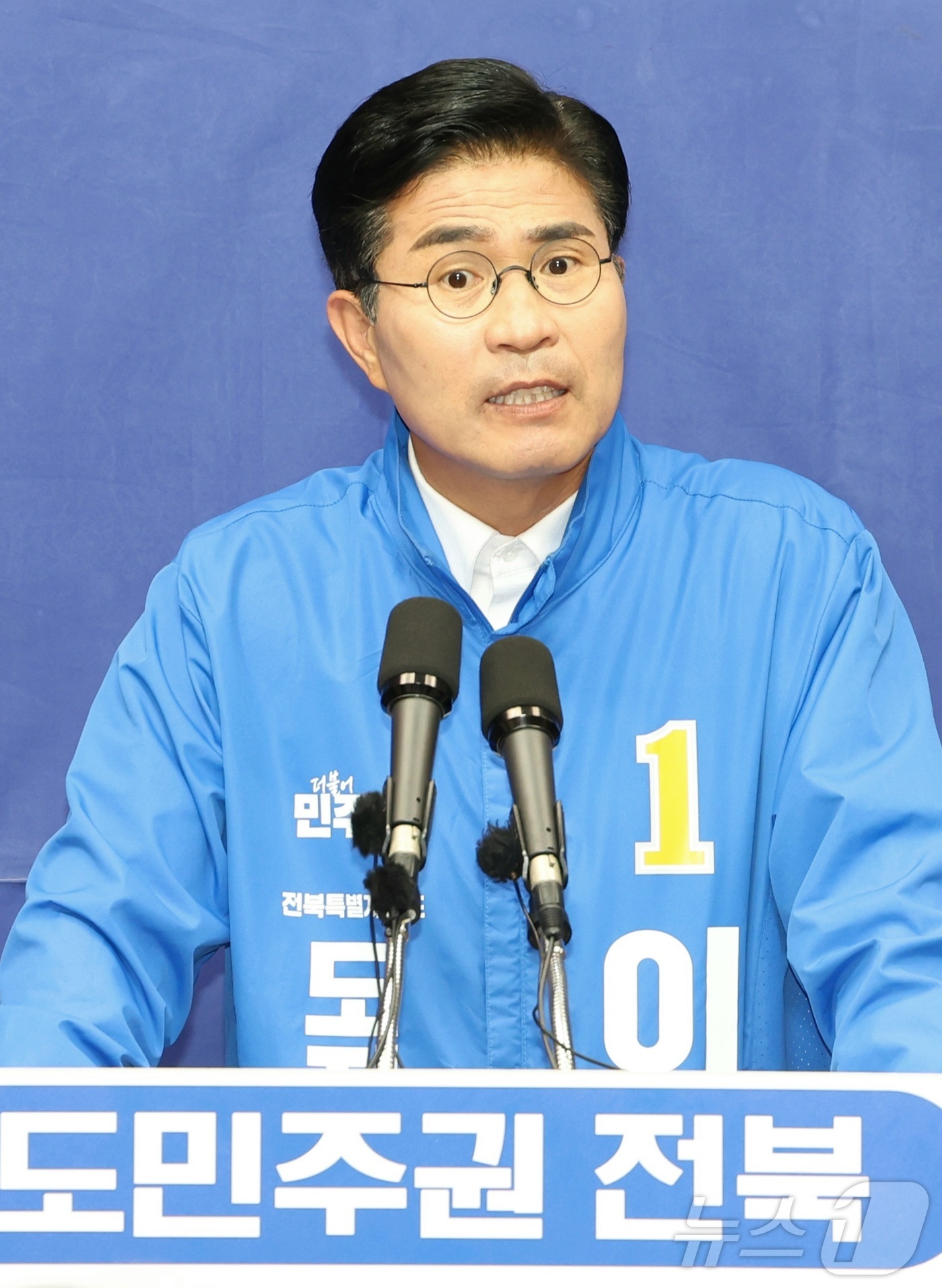 (전주=뉴스1) 유경석 기자 = 이원택 더불어민주당 전북도지사 후보가 26일 전북 전주시 전북특별자치도의회에서 질의에 답변을 하고 있다. 2026.5.26/뉴스1