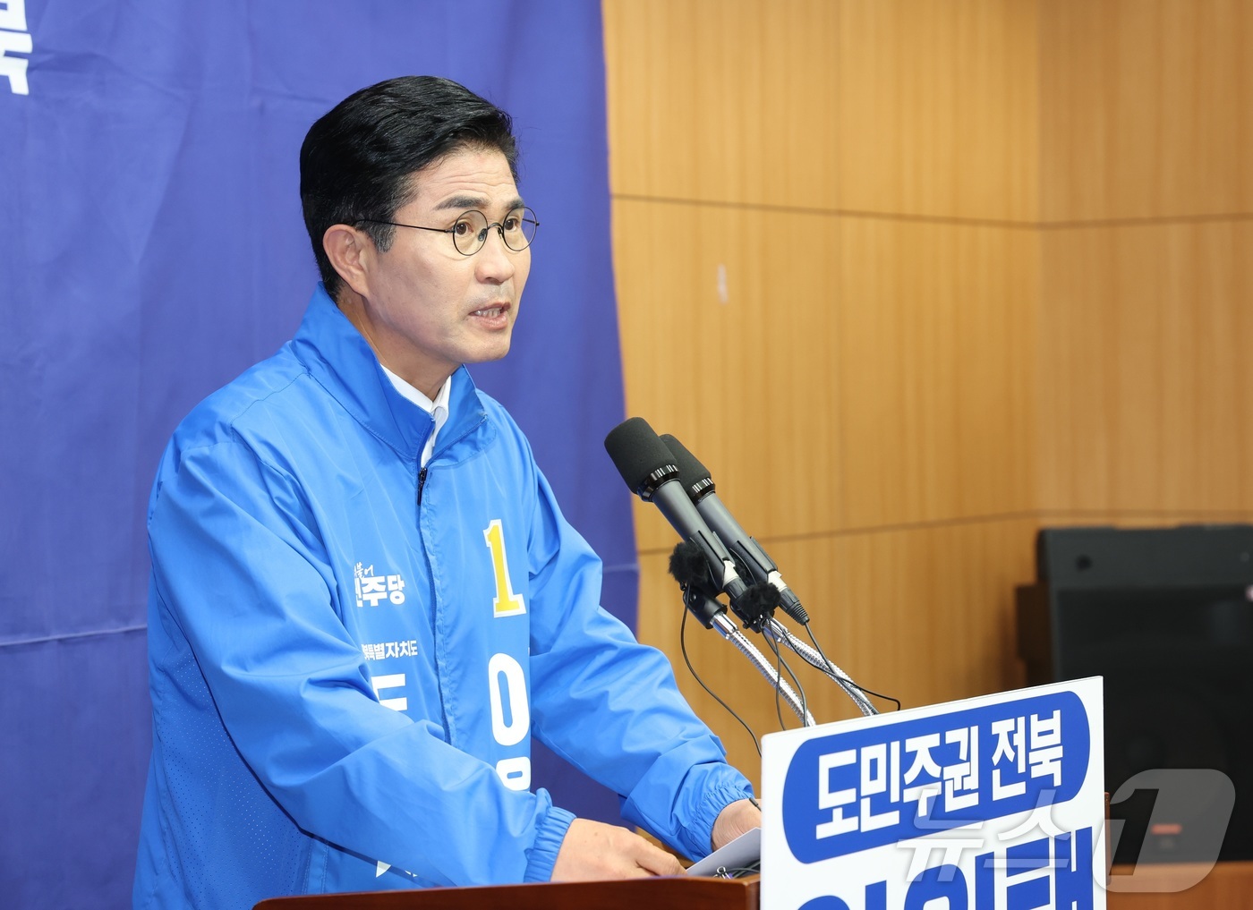(전주=뉴스1) 유경석 기자 = 이원택 더불어민주당 전북도지사 후보가 26일 전북 전주시 전북특별자치도의회에서 질의에 답변을 하고 있다. 2026.5.26/뉴스1