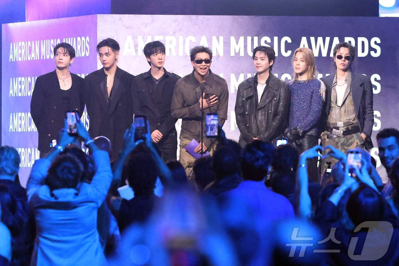 본문 이미지 - '2026 AMA'에서 대상 포함 3관왕을 차지한 BTS  ⓒ AFP=뉴스1