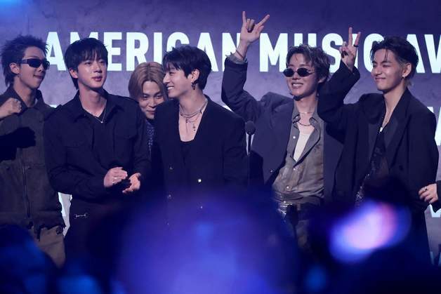 BTS, 美 AMA 대상 포함 3관왕…완전체는 군백기 후에도 건재했다 [N이슈]