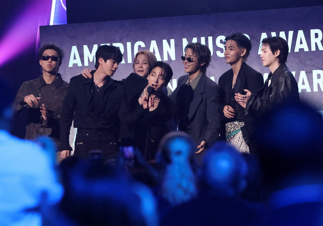 돌아온 BTS, AMA 대상 수상