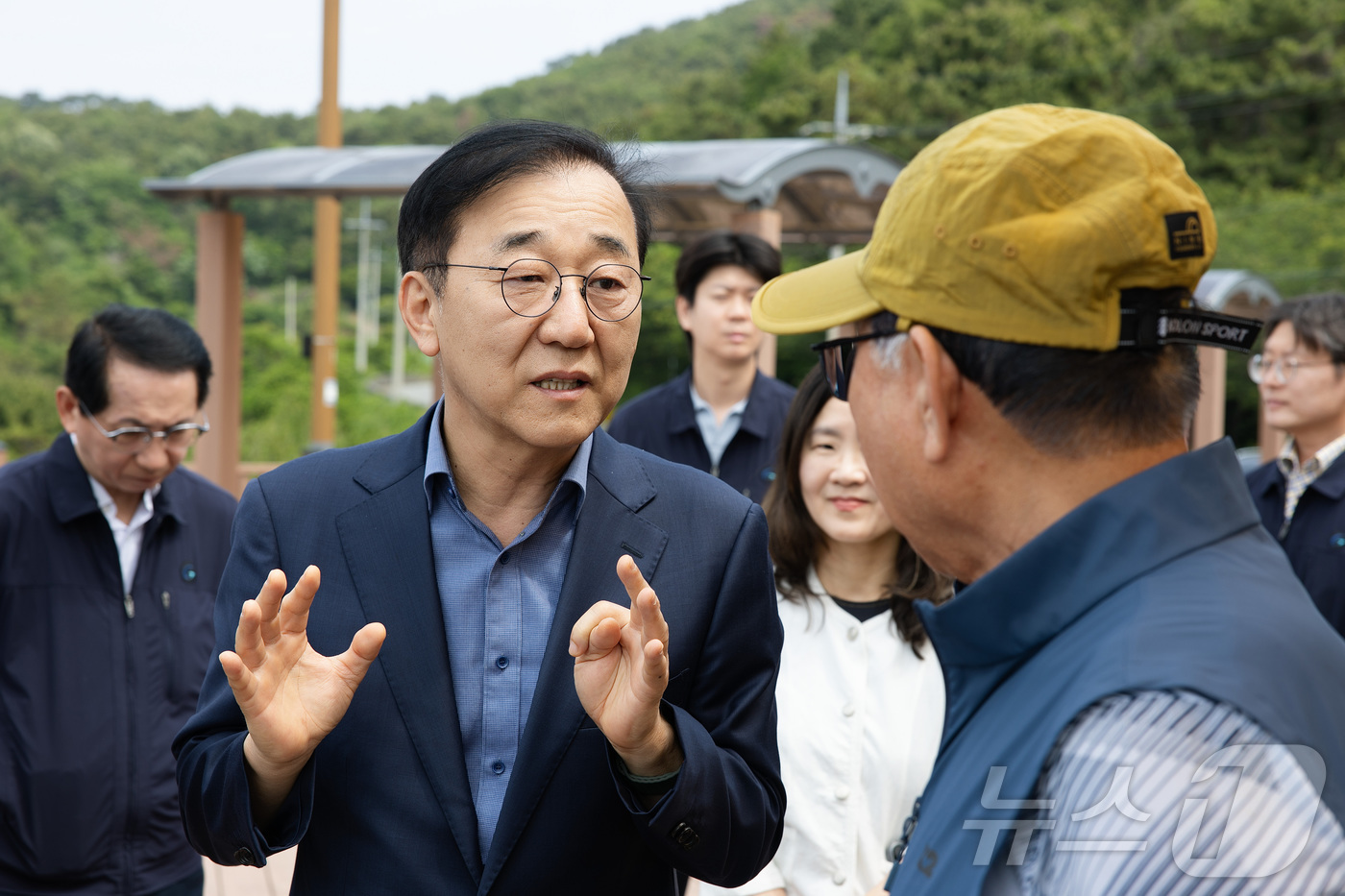 (서울=뉴스1) 김성진 기자 = 김윤덕 국토교통부 장관이 26일 부산 가덕두 신공항 건설 예정지를 방문해 사업 추진 현황을 점검하고 있다. (국토교통부 제공. 재판매 및 DB 금지 …