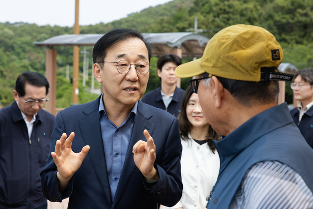 가덕도 신공항 건설 예정지 찾은 김윤덕 장관