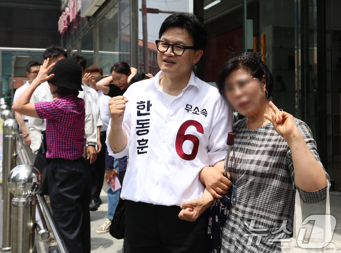(부산=뉴스1) 윤일지 기자 = 한동훈 무소속 부산 북구갑 국회의원 후보가 26일 부산 북구 구포동 일대에서 유권자들에게 지지를 호소하고 있다.  2026.5.26/뉴스1