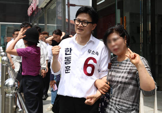 주민들과 사진 찍는 한동훈 후보