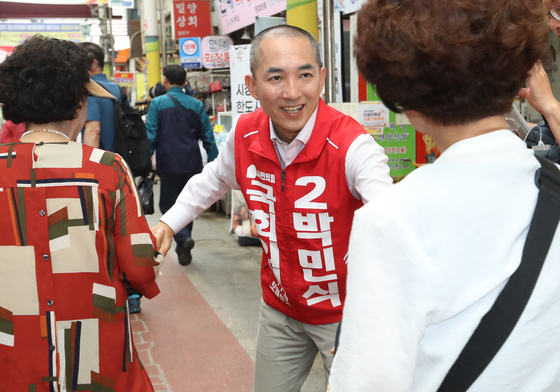 구포시장 상인에게 지지 호소하는 박민식 후보
