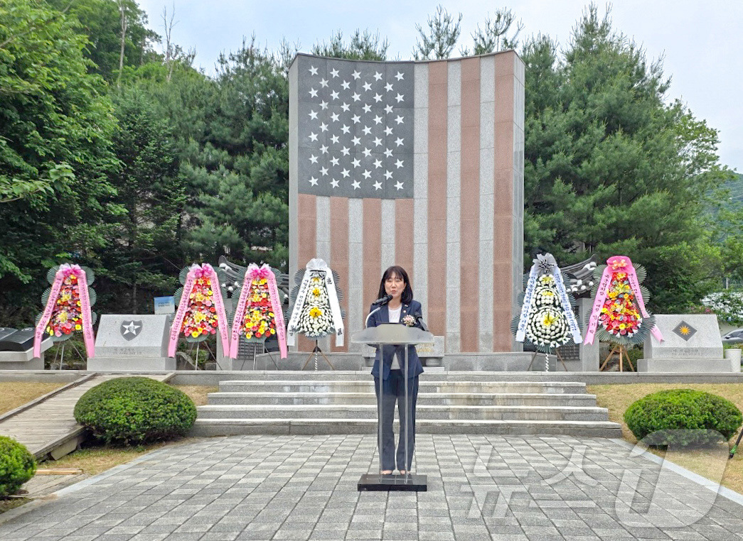 (서울=뉴스1) 김성진 기자 = 강윤진 국가보훈부 차관이 26일 경기도 가평군 미국 한국전쟁 참전기념비에서 열린 기적의 가평전투 75주년 기념식에서 인사말을 하고 있다. (국가보훈 …