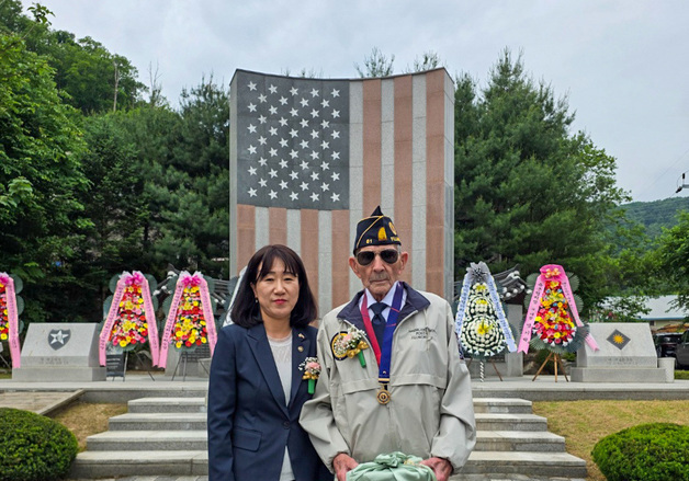 참전용사에게 평화의 사도메달 수여하는 강윤진 차관