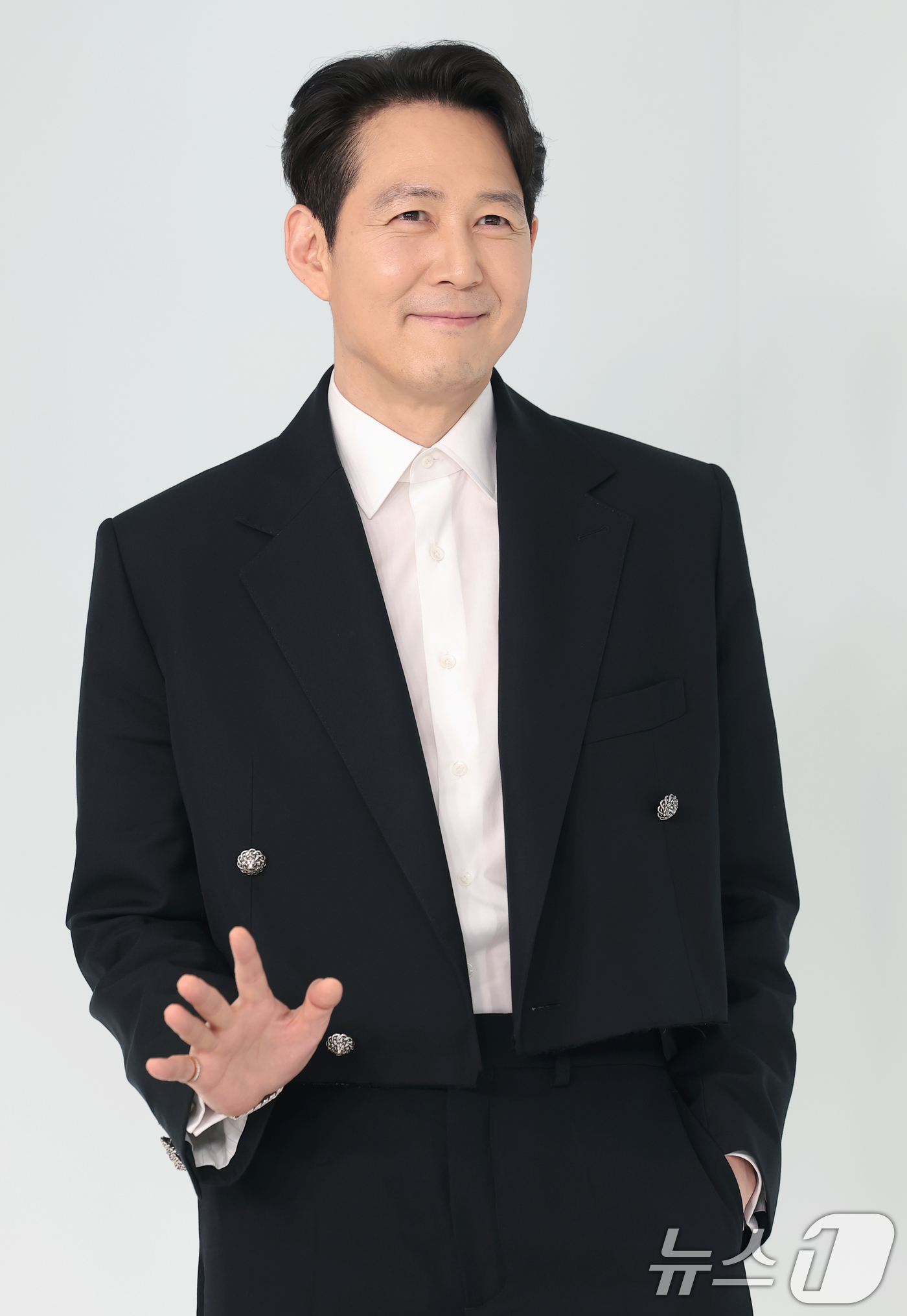 (서울=뉴스1) 권현진 기자 = 배우 이정재가 26일 서울 영등포구 퐁비두센터에서 열린 샤넬 '2026 공방 컬렉션 서울 쇼'에 참석해 포즈를 취하고 있다. 2026.5.26/뉴스 …