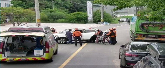 전주 한 도로서 주차된 승용차를 SUV가 '쾅'…1명 부상