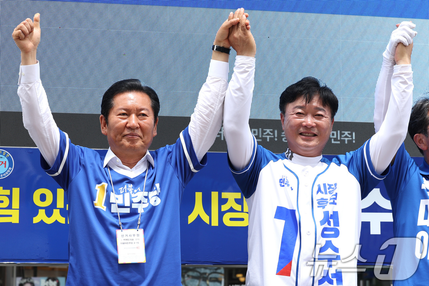 (이천=뉴스1) 신웅수 기자 = 정청래 더불어민주당 대표가 26일 경기 이천시 중리사거리를 찾아 성수석 이천시장 후보 지지를 호소하고 있다. 2026.5.26/뉴스1