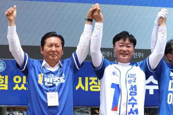 성수석 이천시장 후보 손 잡은 정청래 대표