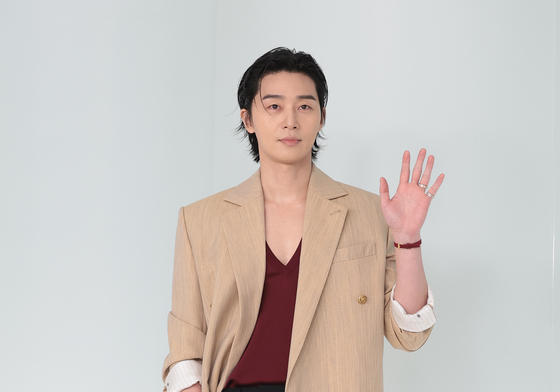 박서준, 빛나는 손 인사