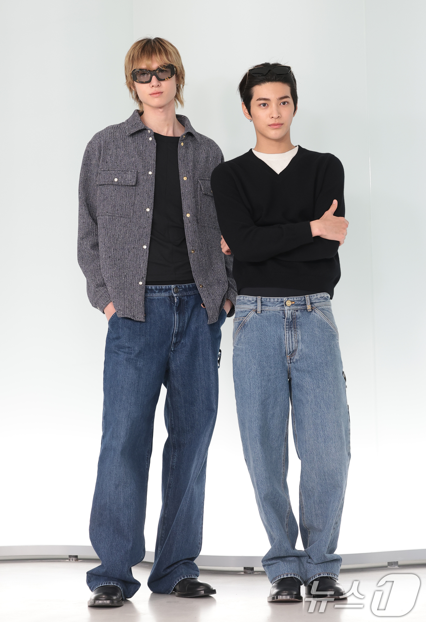 (서울=뉴스1) 권현진 기자 = 코르티스 마틴과 건호(오른쪽)가 26일 서울 영등포구 퐁비두센터에서 열린 샤넬 '2026 공방 컬렉션 서울 쇼'에 참석해 포즈를 취하고 있다. 20 …