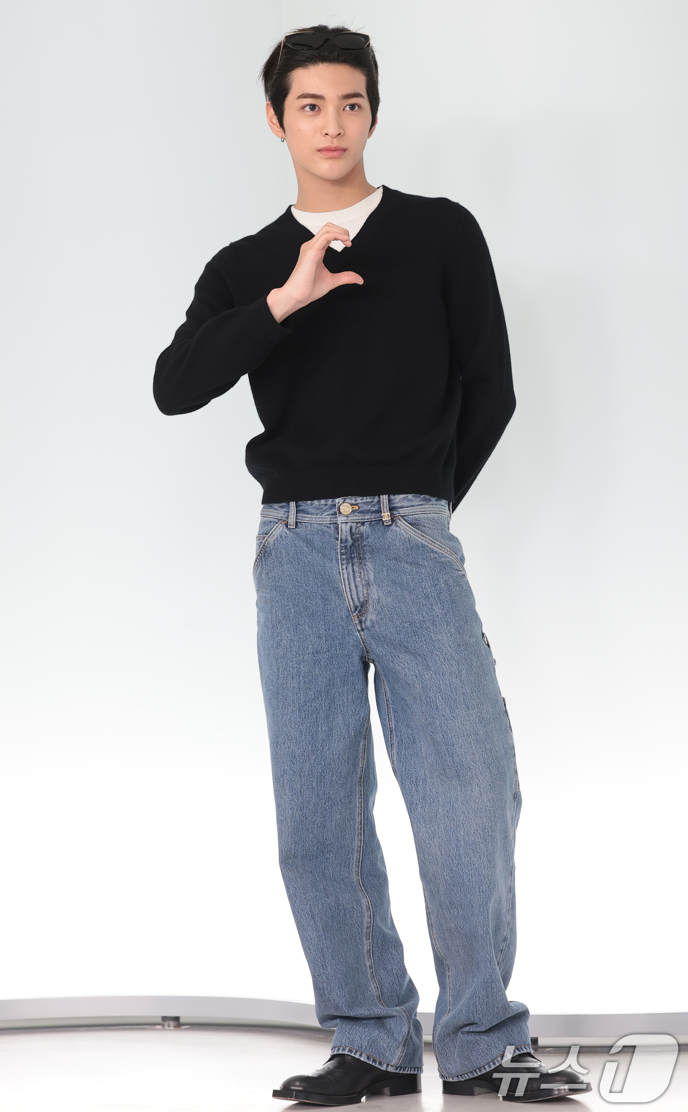 (서울=뉴스1) 권현진 기자 = 코르티스 마틴과 건호가 26일 서울 영등포구 퐁비두센터에서 열린 샤넬 '2026 공방 컬렉션 서울 쇼'에 참석해 포즈를 취하고 있다. 2026.5. …