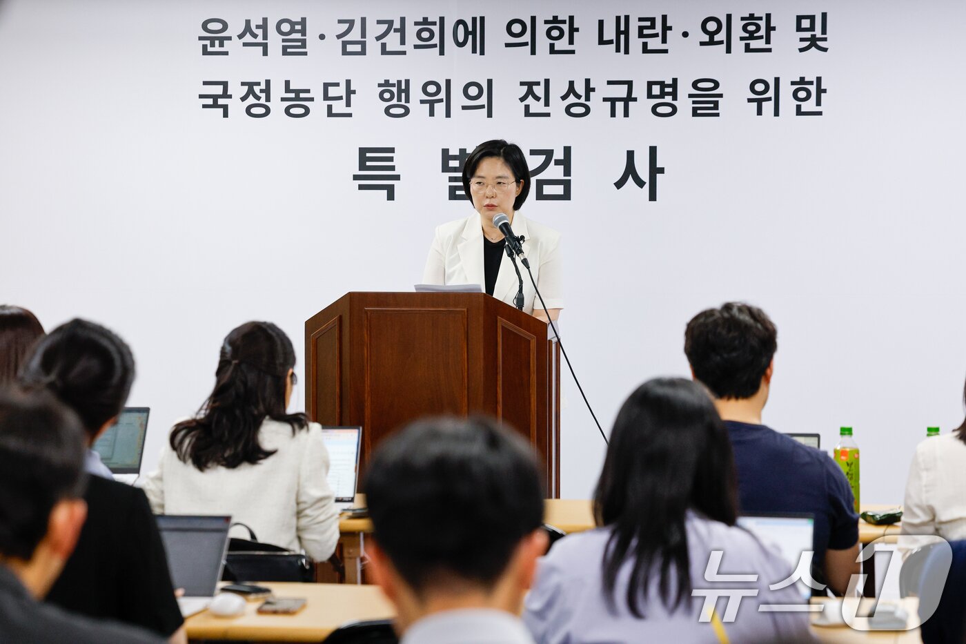 본문 이미지 - 2차 종합특검(특별검사 권창영) 김지미 특검보가 지난달 26일 경기 과천시 특검 사무실에서 윤석열 전 대통령 관저 이전 관련 김대기 전 대통령 비서실장, 윤재순 전 총무비서관, 김오진 전 관리비서관 소환 조사 등에 대한 브리핑을 하고 있다. 2026.5.26 ⓒ 뉴스1 안은나 기자