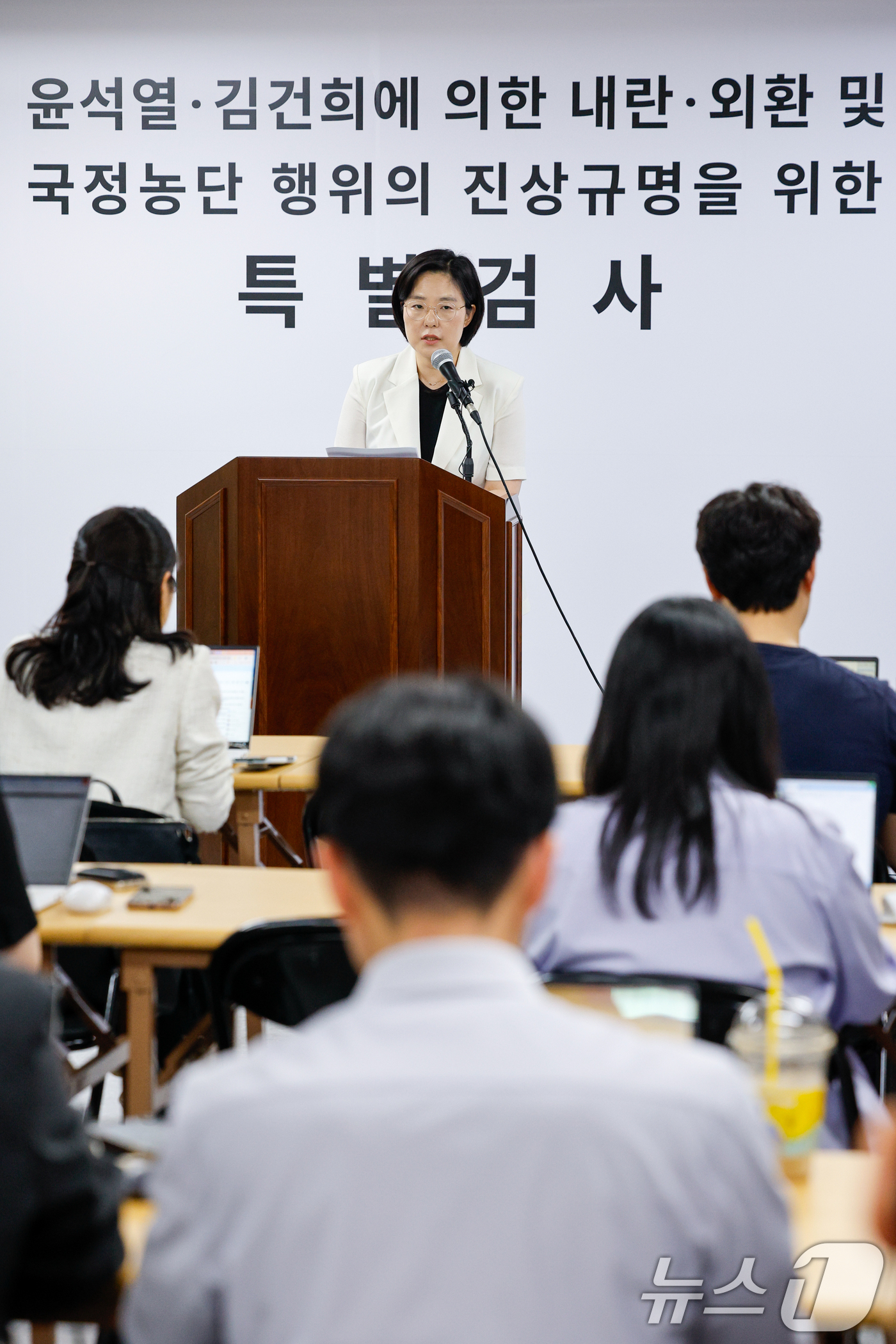 (과천=뉴스1) 안은나 기자 = 2차 종합특검(특별검사 권창영) 김지미 특검보가 26일 경기 과천시 특검 사무실에서 윤석열 전 대통령 관저 이전 관련 김대기 전 대통령 비서실장, …