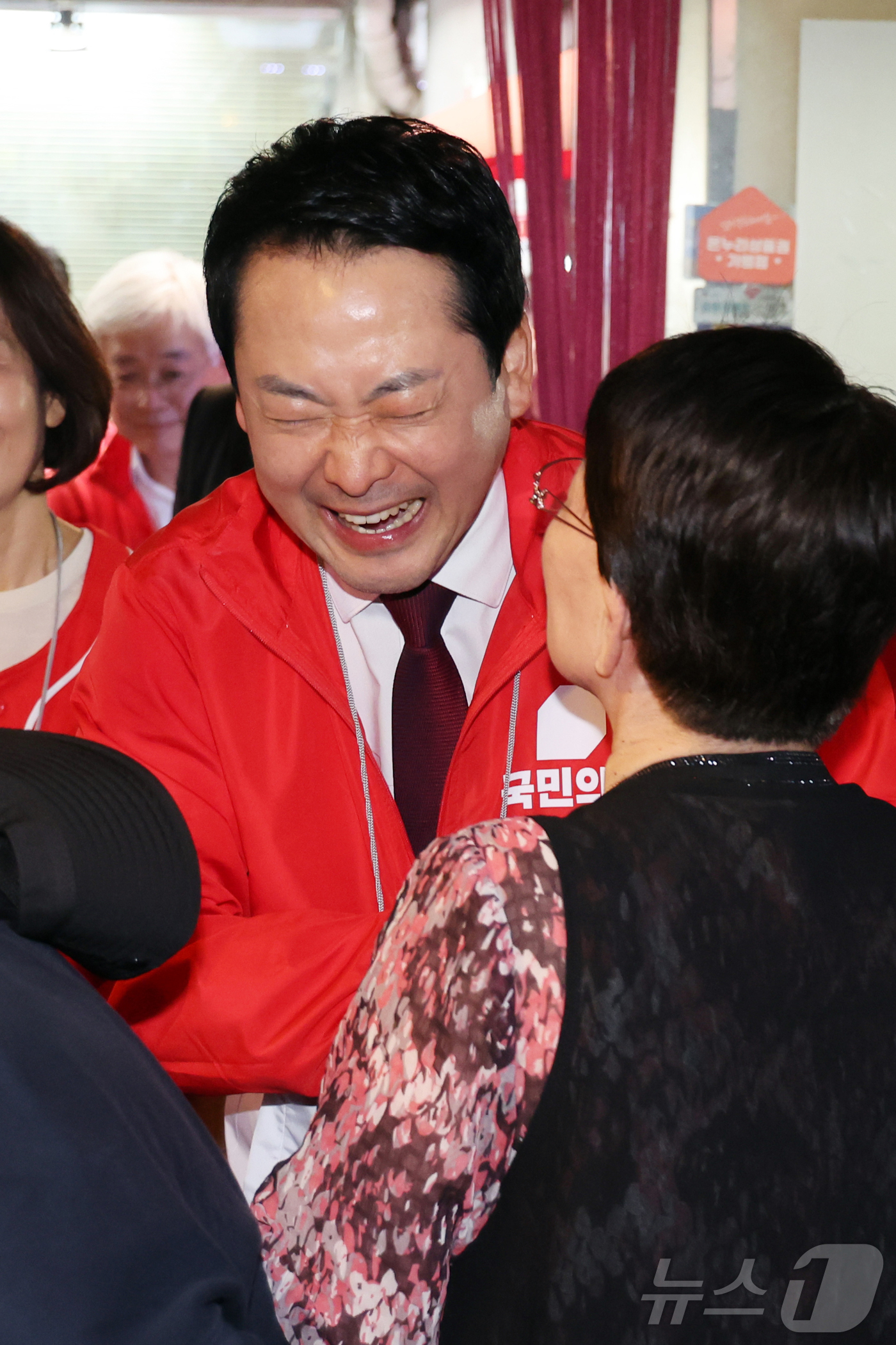 (서울=뉴스1) 황기선 기자 = 장동혁 국민의힘 대표가 26일 오후 서울 성동구 금남시장에서 상인들과 인사를 나누고 있다.   2026.5.26/뉴스1