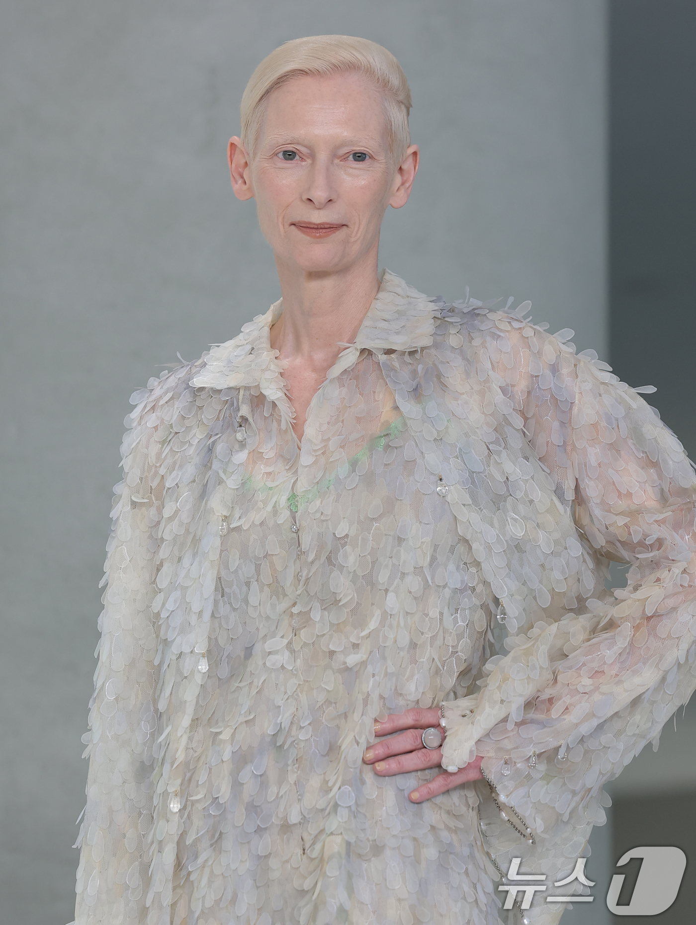(서울=뉴스1) 권현진 기자 = 배우 틸다 스윈튼(TILDA SWINTON)이 26일 서울 영등포구 퐁비두센터에서 열린 샤넬 '2026 공방 컬렉션 서울 쇼'에 참석해 포즈를 취하 …