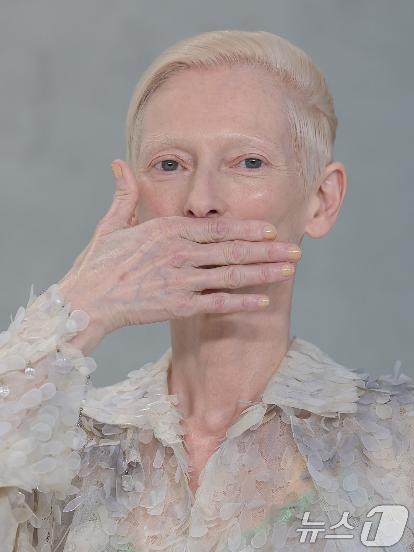 (서울=뉴스1) 권현진 기자 = 배우 틸다 스윈튼(TILDA SWINTON)이 26일 서울 영등포구 퐁비두센터에서 열린 샤넬 '2026 공방 컬렉션 서울 쇼'에 참석해 포즈를 취하 …
