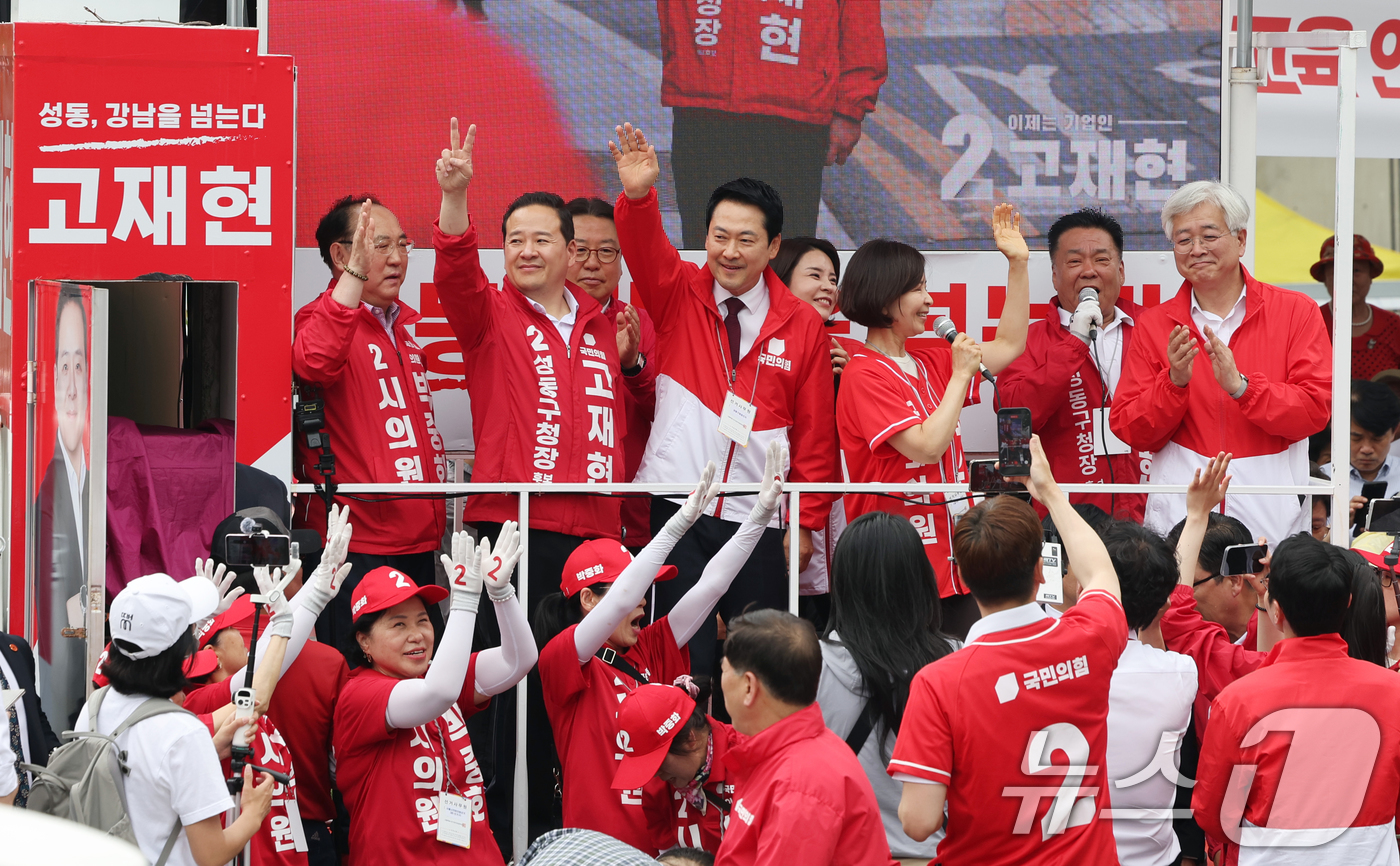 (서울=뉴스1) 황기선 기자 = 장동혁 국민의힘 대표가 26일 오후 서울 성동구 금남시장에서 유권자들에게 지지를 호소하고 있다.    2026.5.26/뉴스1