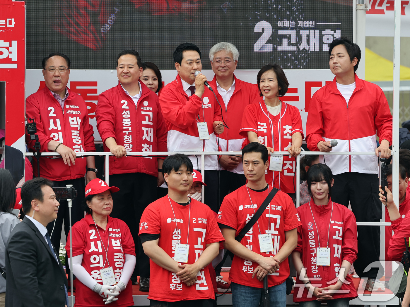 (서울=뉴스1) 황기선 기자 = 장동혁 국민의힘 대표가 26일 오후 서울 성동구 금남시장에서 유권자들에게 지지를 호소하고 있다.    2026.5.26/뉴스1