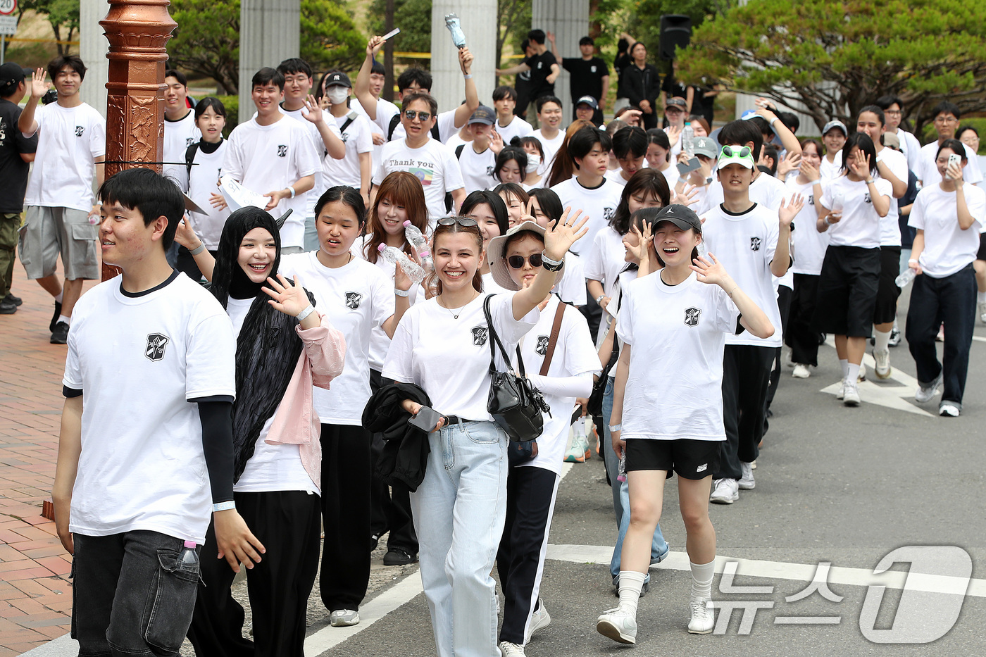 (대구=뉴스1) 공정식 기자 = 26일 오후 대구 달서구 계명대학교 성서캠퍼스에서 열린 '2026학년도 총학생회 WALK 127' 행사에 참여한 학생들이 정문 앞에서 힘차게 출발하 …