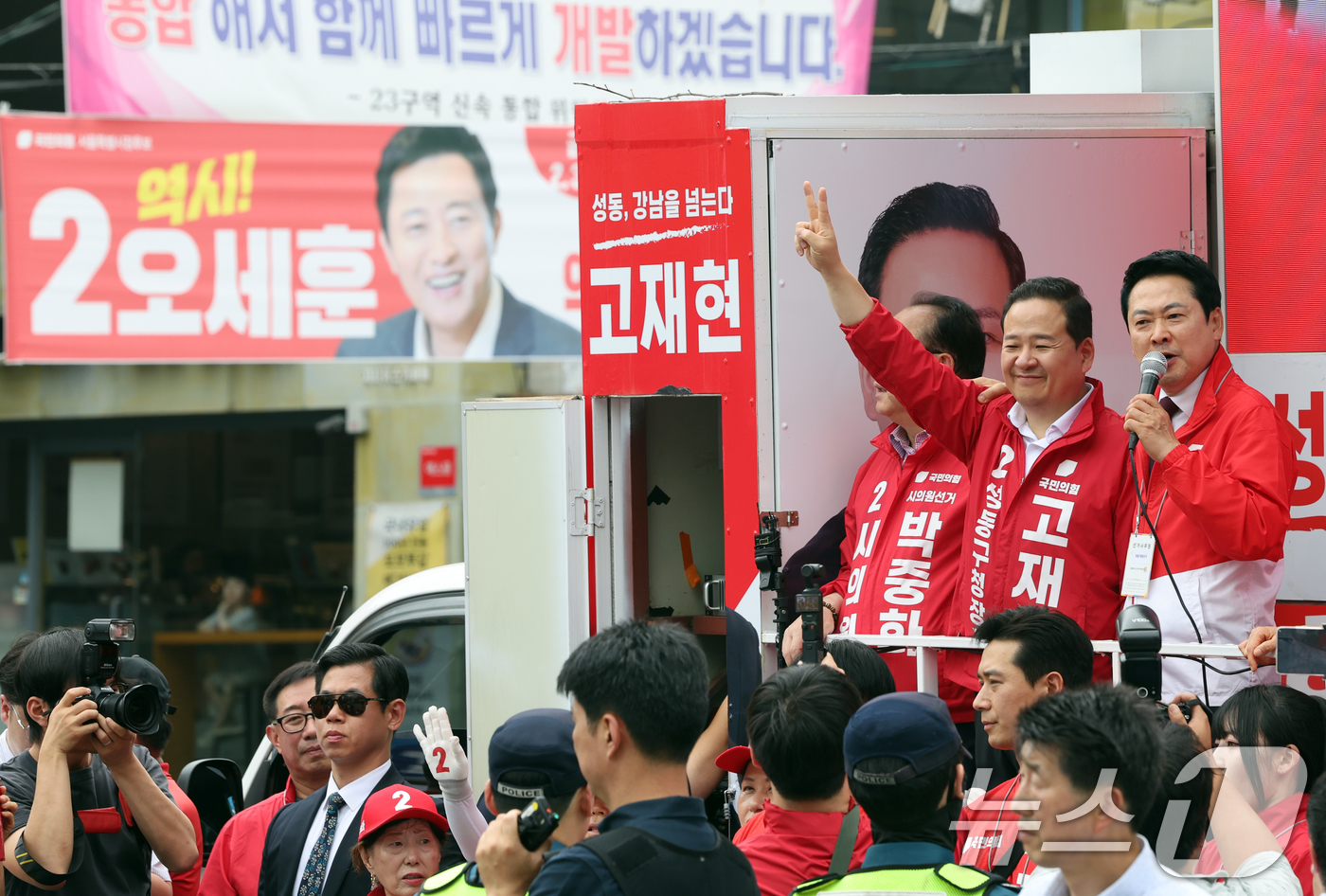 (서울=뉴스1) 황기선 기자 = 장동혁 국민의힘 대표가 26일 오후 서울 성동구 금남시장에서 유권자들에게 지지를 호소하고 있다.  연설 하는 장 대표 뒤로 오세훈 서울시장 후보의 …