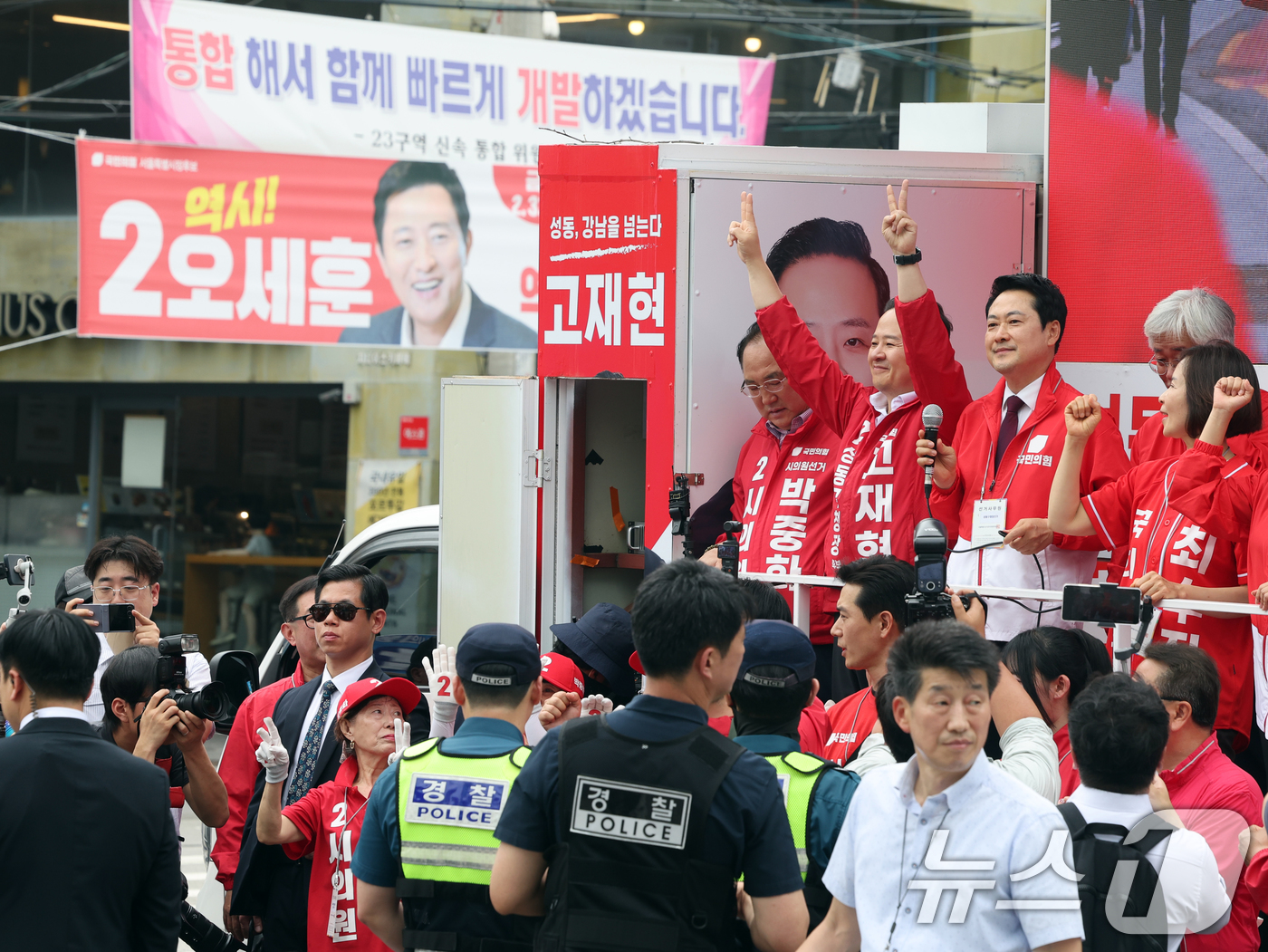 (서울=뉴스1) 황기선 기자 = 장동혁 국민의힘 대표가 26일 오후 서울 성동구 금남시장에서 유권자들에게 지지를 호소하고 있다.  연설 하는 장 대표 뒤로 오세훈 서울시장 후보의 …