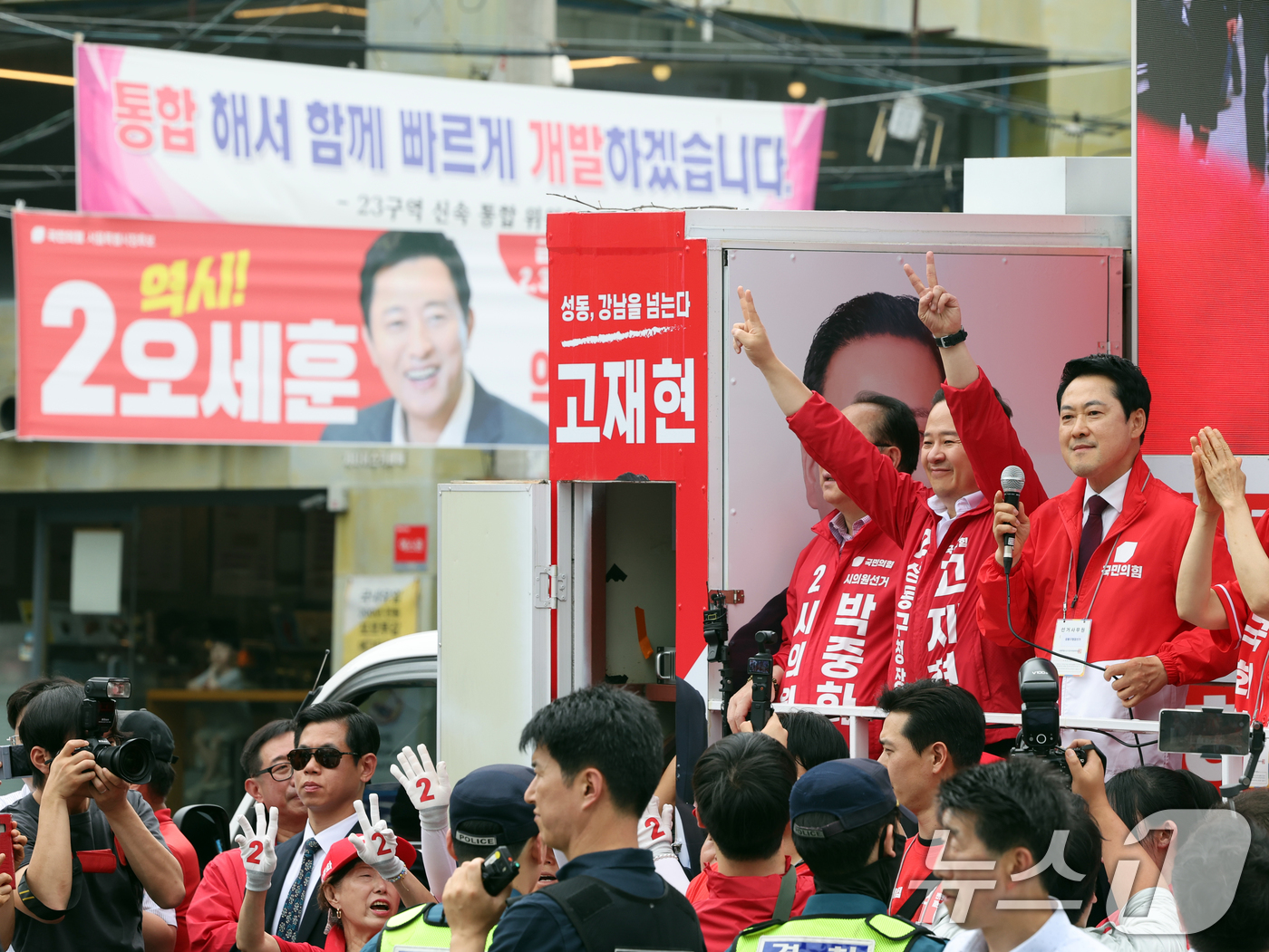 (서울=뉴스1) 황기선 기자 = 장동혁 국민의힘 대표가 26일 오후 서울 성동구 금남시장에서 유권자들에게 지지를 호소하고 있다.  연설 하는 장 대표 뒤로 오세훈 서울시장 후보의 …