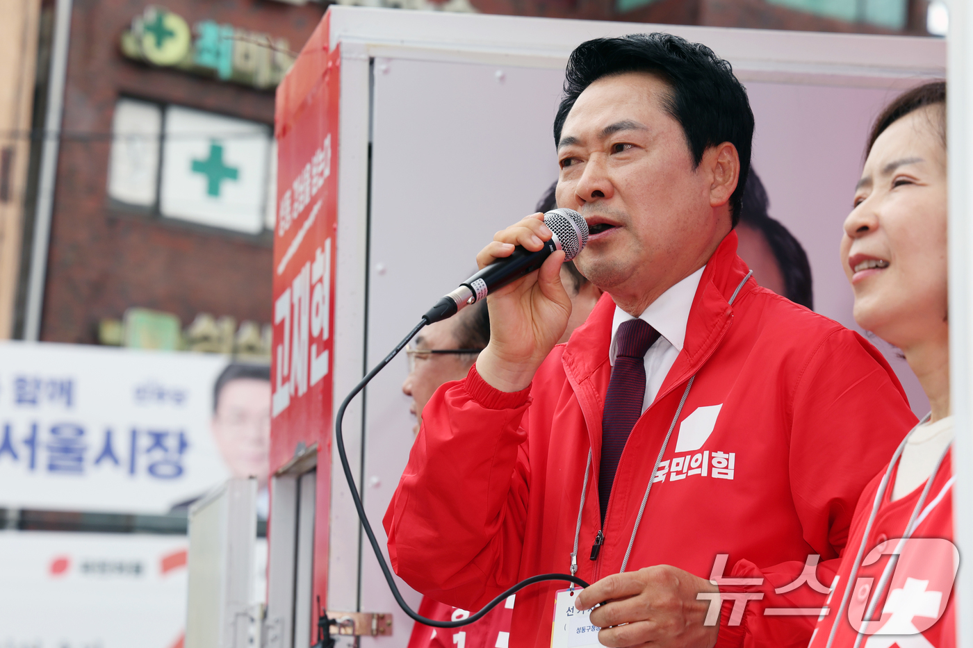 (서울=뉴스1) 황기선 기자 = 장동혁 국민의힘 대표가 26일 오후 서울 성동구 금남시장에서 유권자들에게 지지를 호소하고 있다. 2026.5.26/뉴스1